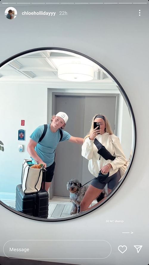 The trio struck a pose in front of a mirror | @chloehollidayyy on Instagram