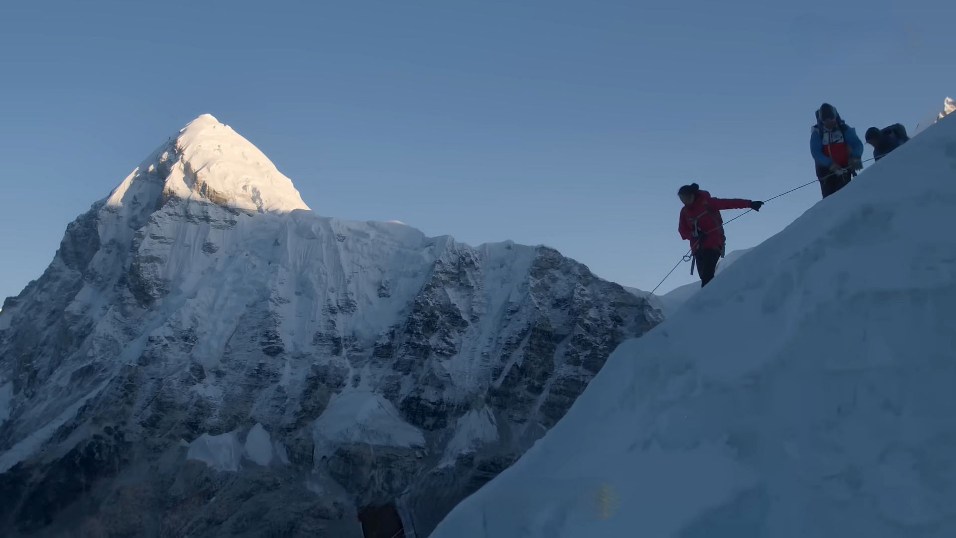 Lakhpa Sherpa climbing Everest (Image via Netflix)