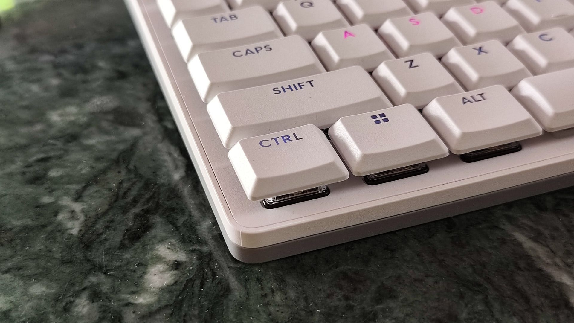 The G515 wireless has low-profile keycaps (Image via Sportskeeda)