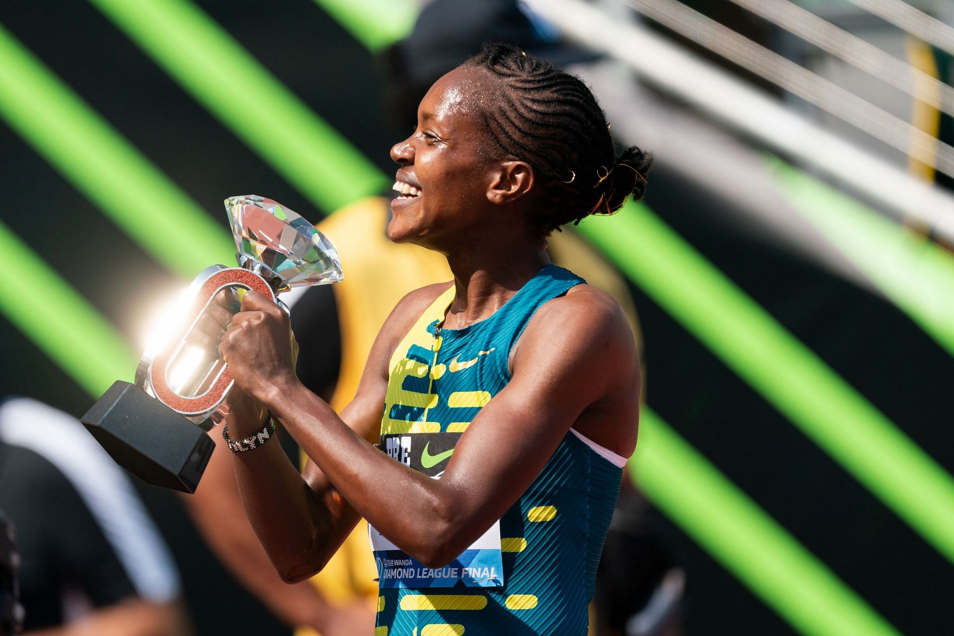 Faith Kipyegon holds up the 2023 Diamond League trophy in Eugene, Oregon. (Photo by Ali Gradischer/Getty Images)