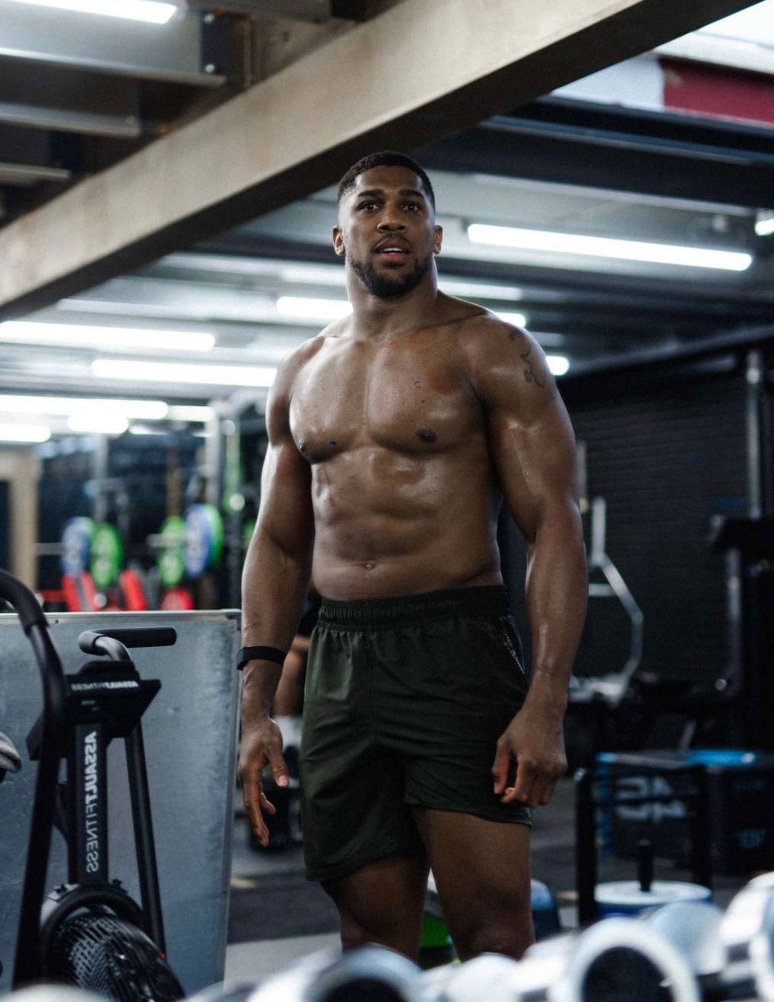 Anthony Joshua shows off his physique. [via @anthonyjoshua on Instagram]