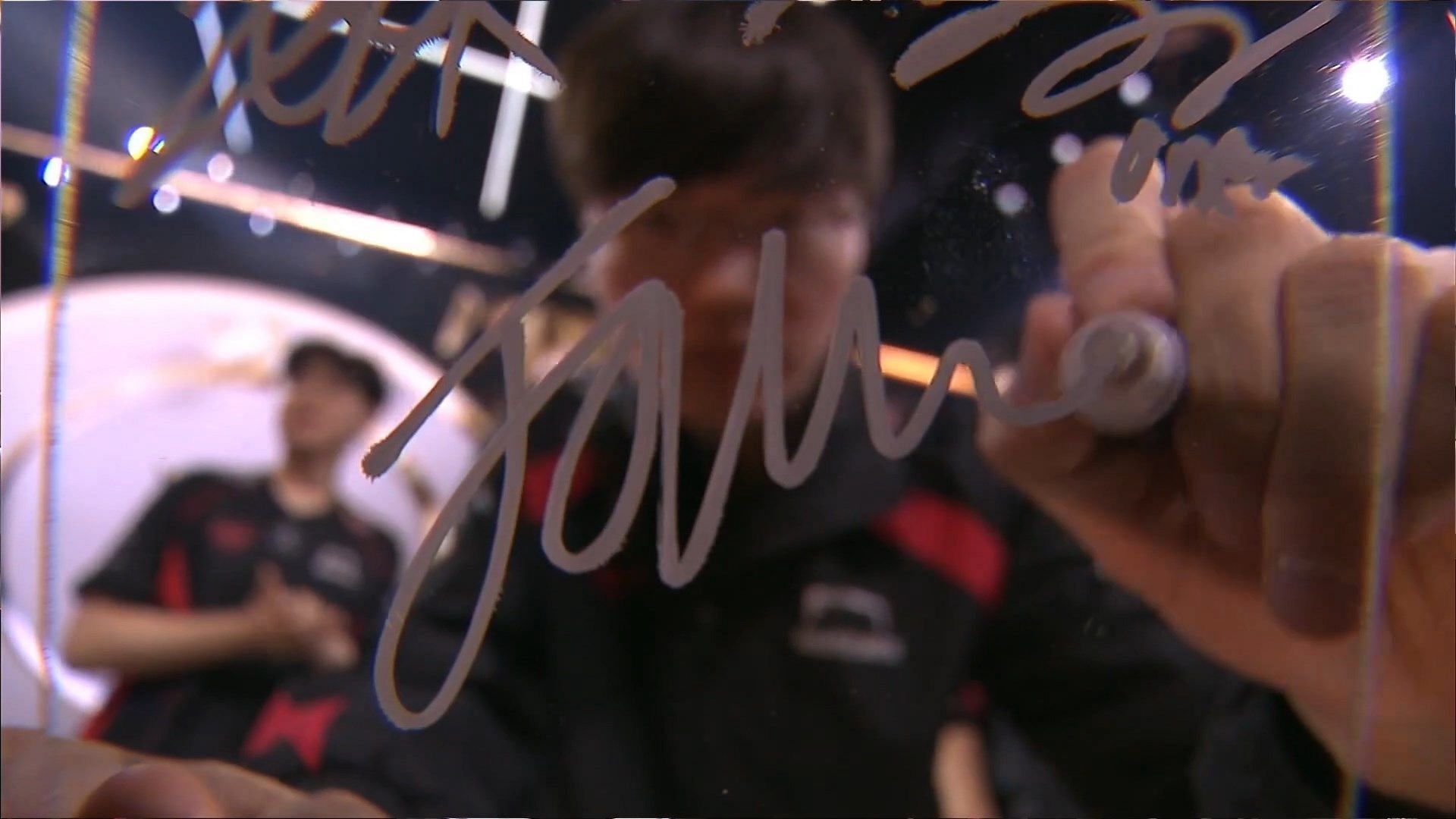 Faker signing on the camera (Image via EWC)