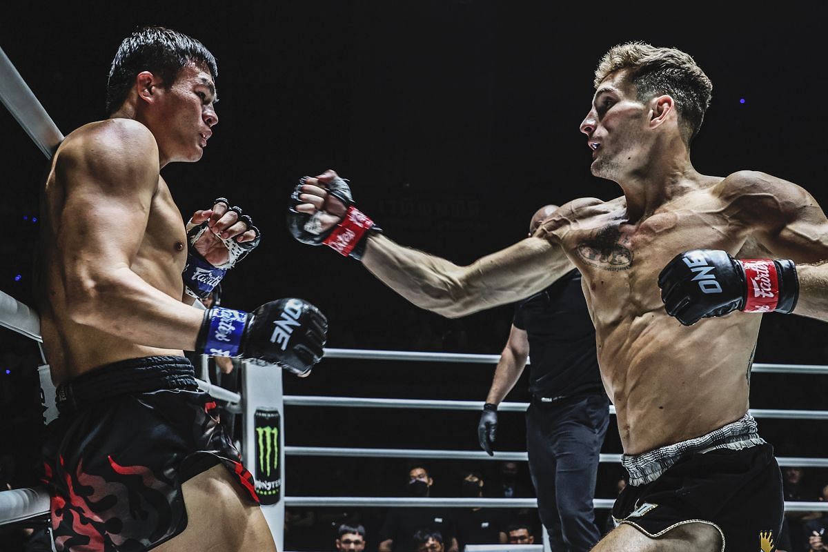 Nico Carrillo (R) vs Saemapetch (L) | Image by ONE Championship