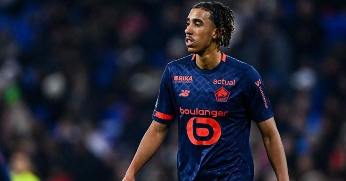Leny Yoro has completed a switch to Manchester United 