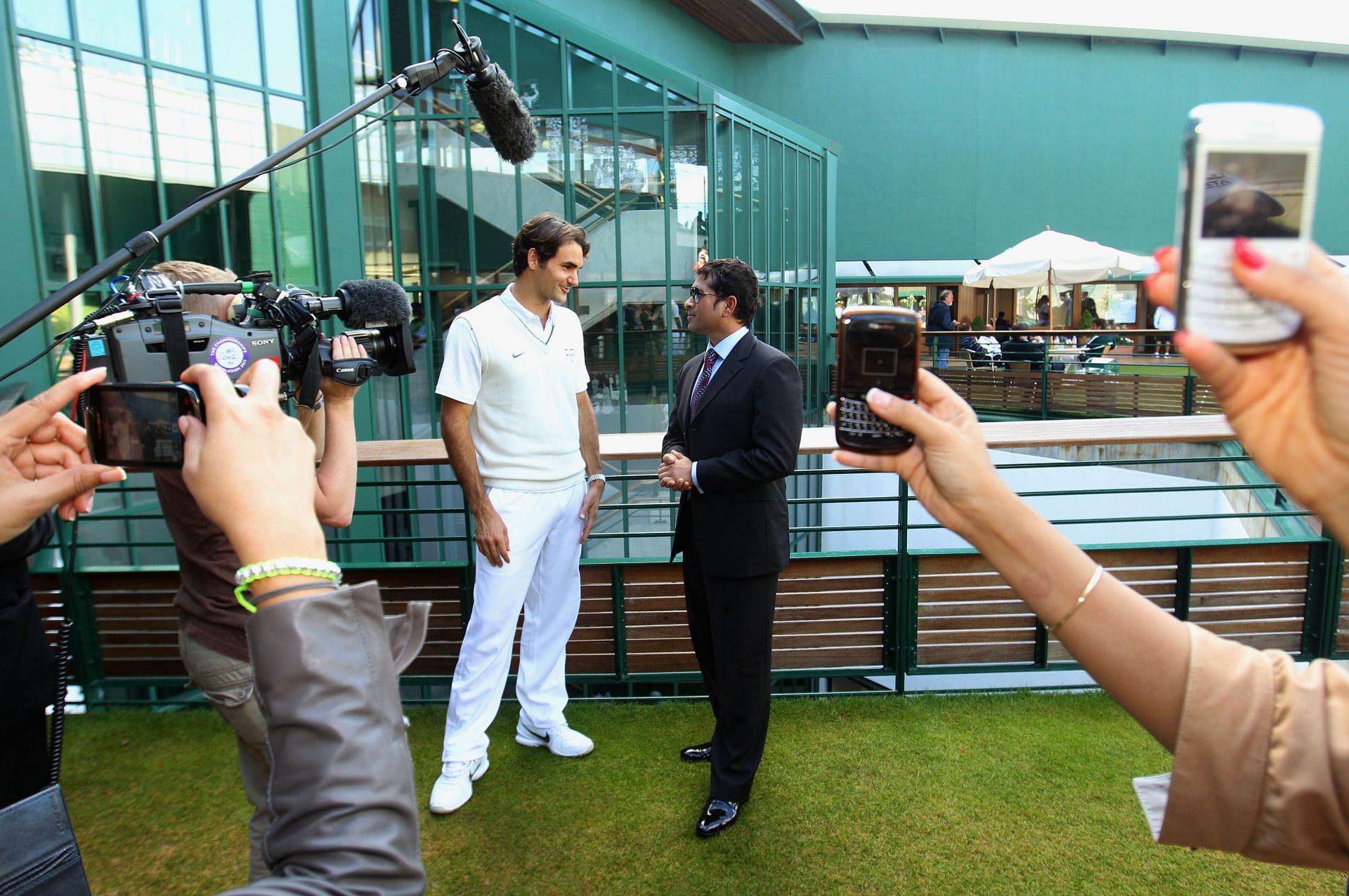 Roger Federer (L) and Sachin Tendulkar at the 2011 Wimbledon Championships