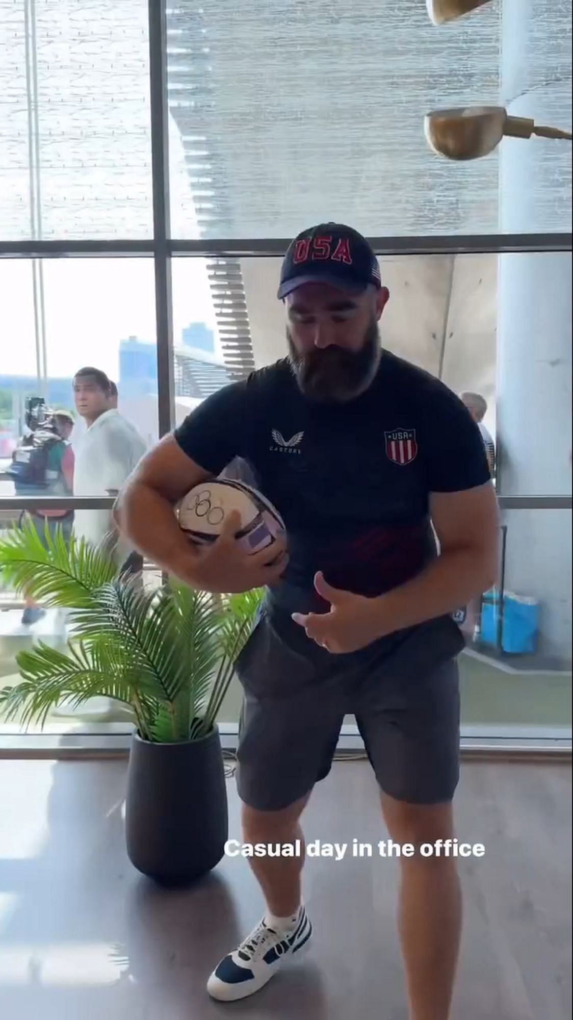 Jason Kelce "rehearsing" a rugby catch (Screenshot : @Adrianna Maher/ Instagram)