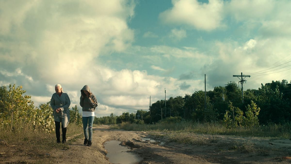 Stacey and Sandra where they saw the sighting of the Mothman (Image source via Netflix)