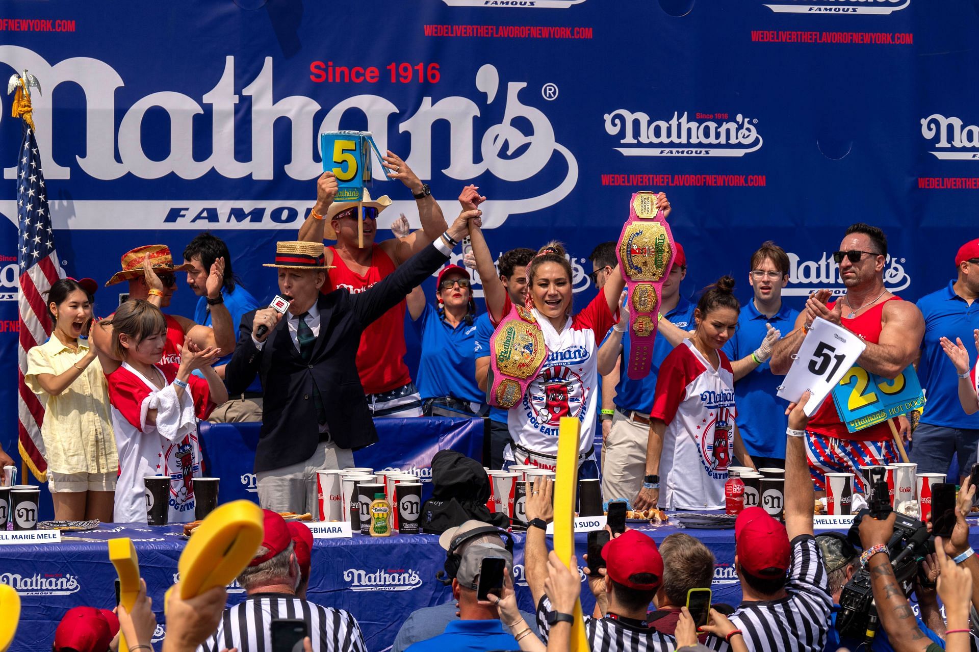 Speed eaters compete in Nathan&#039;s Hot Dog Eating Contest (Image via Getty)