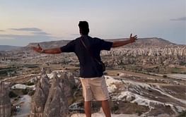 [Watch] "Never too late for this trend" - Venkatesh Iyer mimics Shah Rukh Khan's iconic pose in Turkey