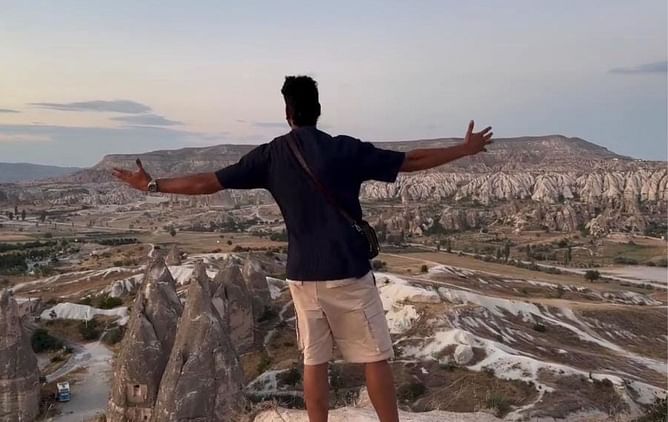 [Watch] "Never too late for this trend" - Venkatesh Iyer mimics Shah Rukh Khan's iconic pose in Turkey