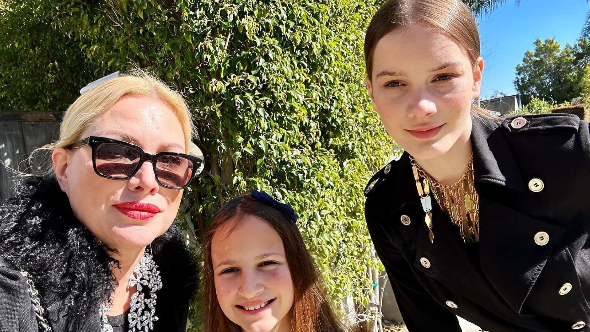 Alice Evans with her two daughters (Image via @aliceevansgruff/ Instagram)