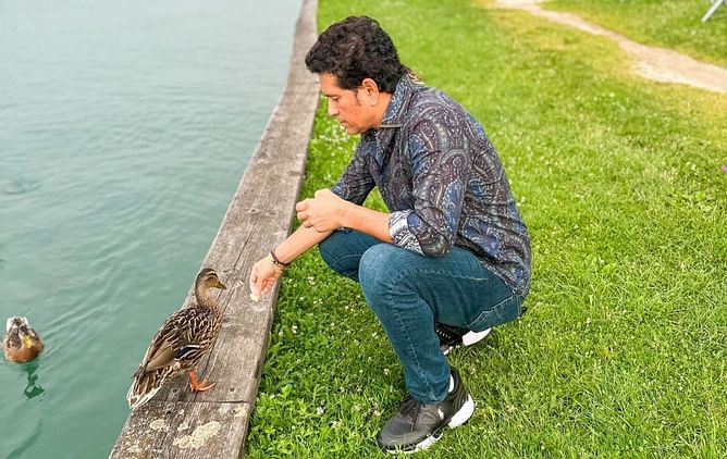 "I don’t mind ducks" - Sachin Tendulkar gets witty while sharing picture of feeding bird