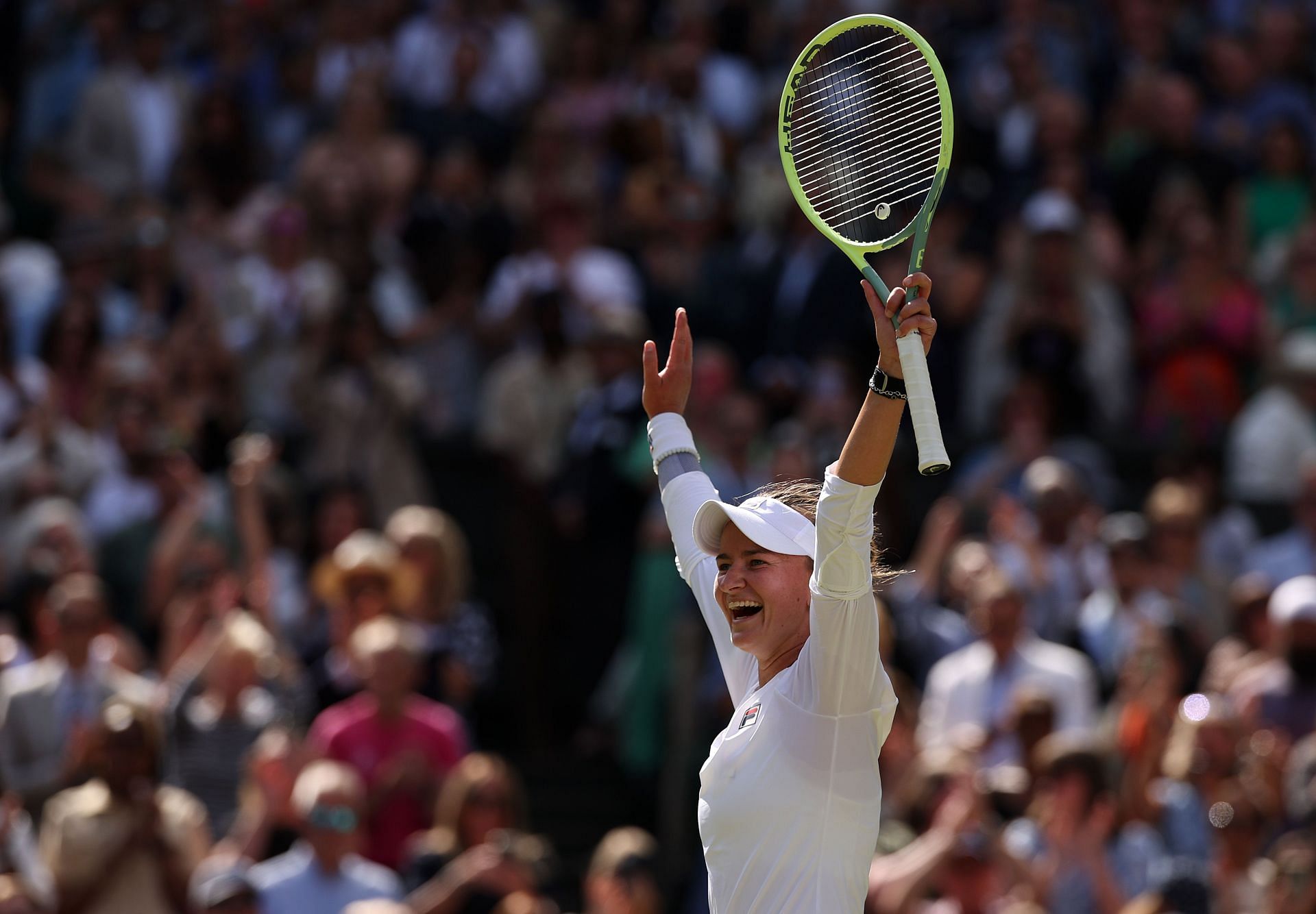 Barbora Krejcikova celebrates her Wimbledon triumph (image source: GETTY)