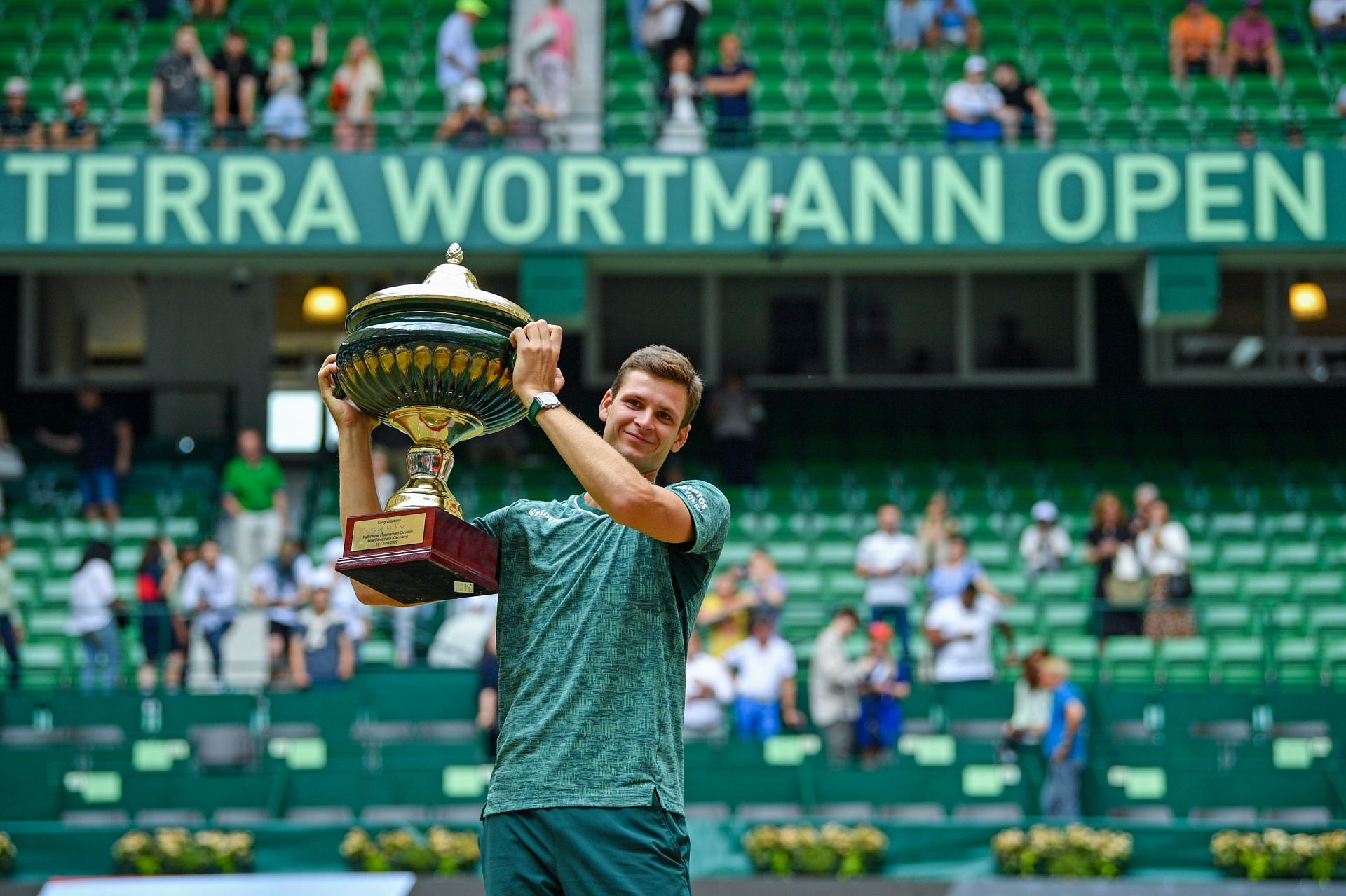 Hubert Hurkacz with the Halle 2022 trophy.