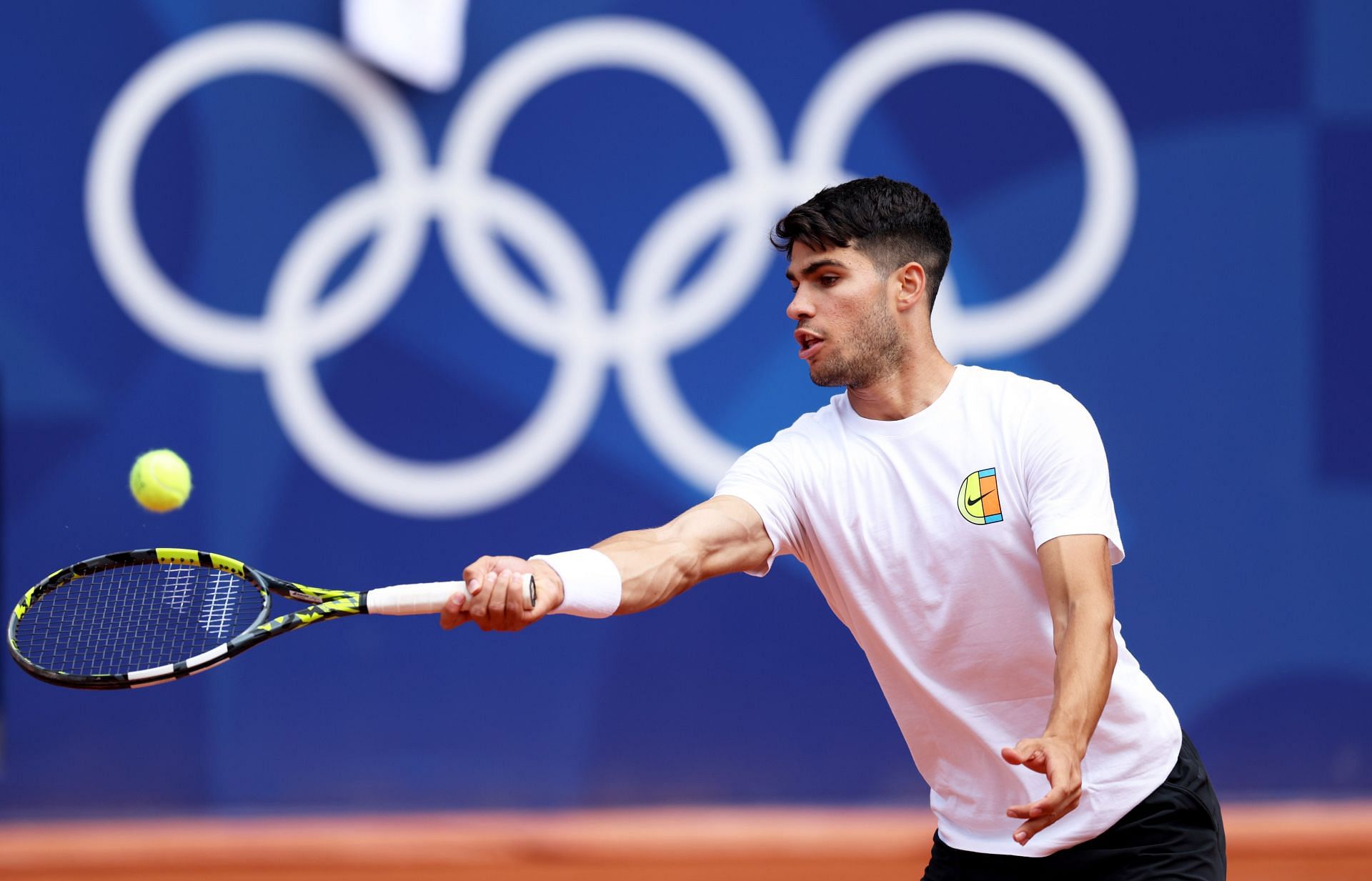 Carlos Alcaraz training at the Paris 2024 Olympic Games. (Image via Getty).