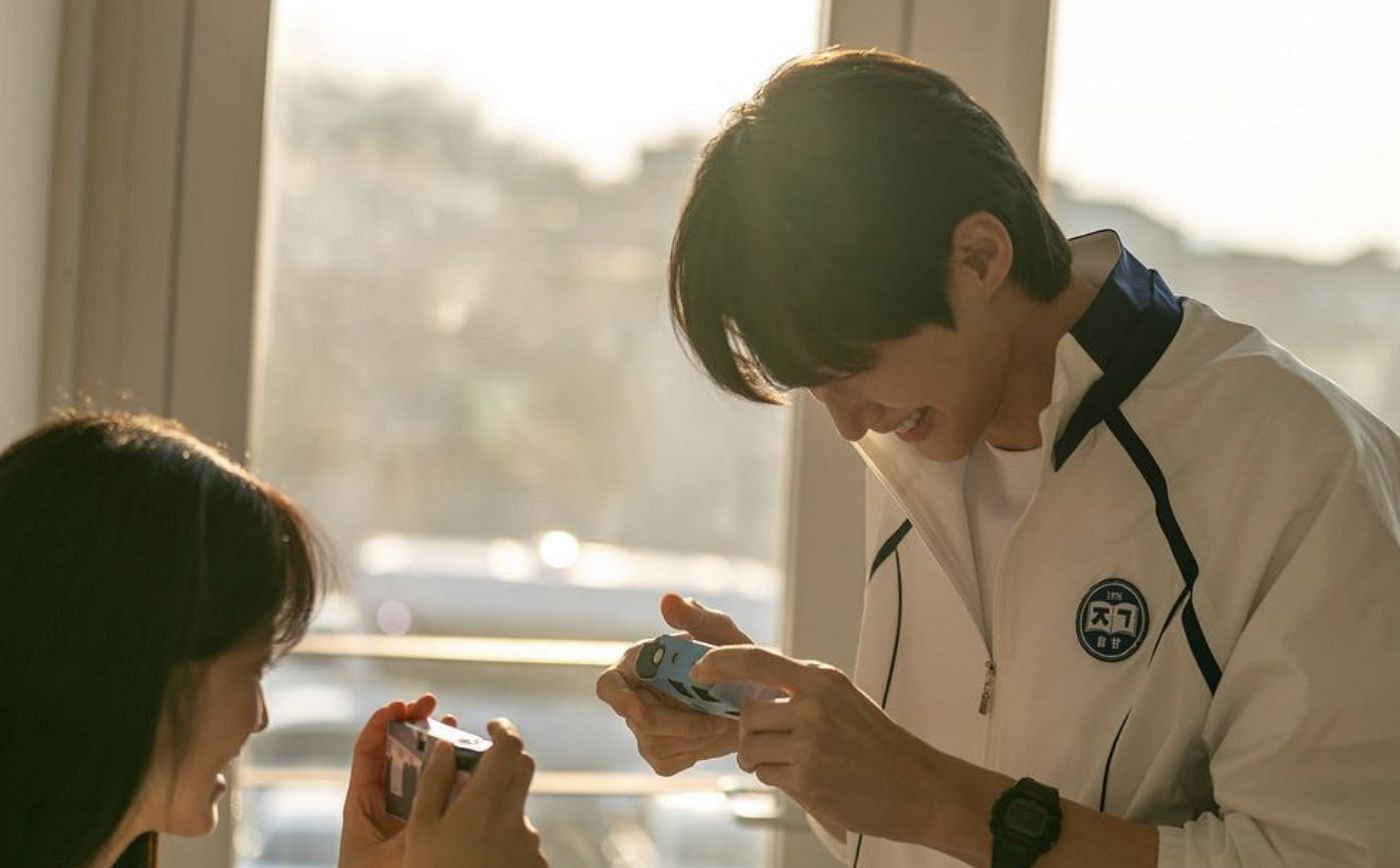 Byeon Woo-seok and Kim Hye-yoon in Lovely Runner (Image via @byeonwooseok/Instagram)