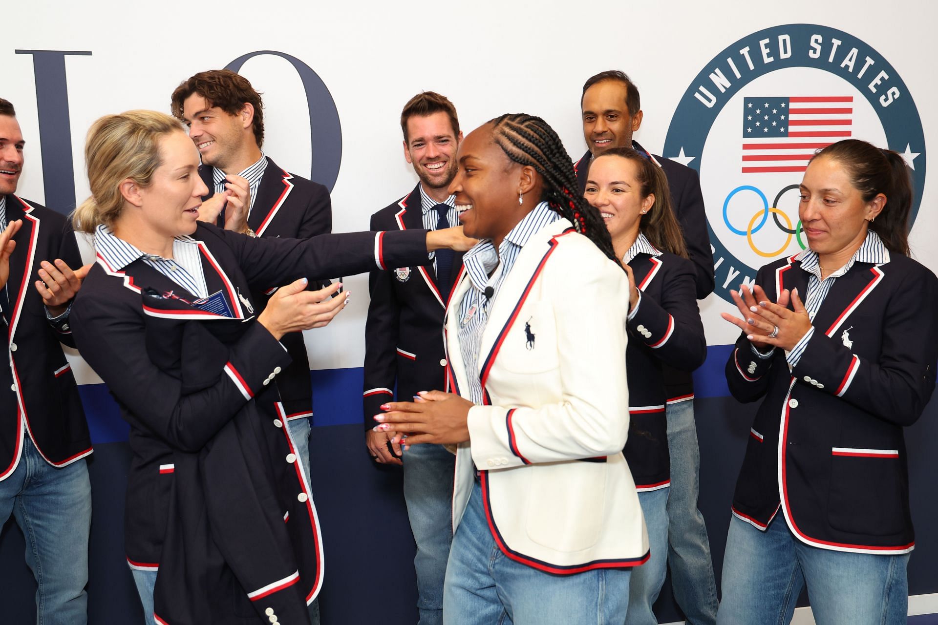 Gauff receives a round of applause from her teammates (Image source: GETTY)