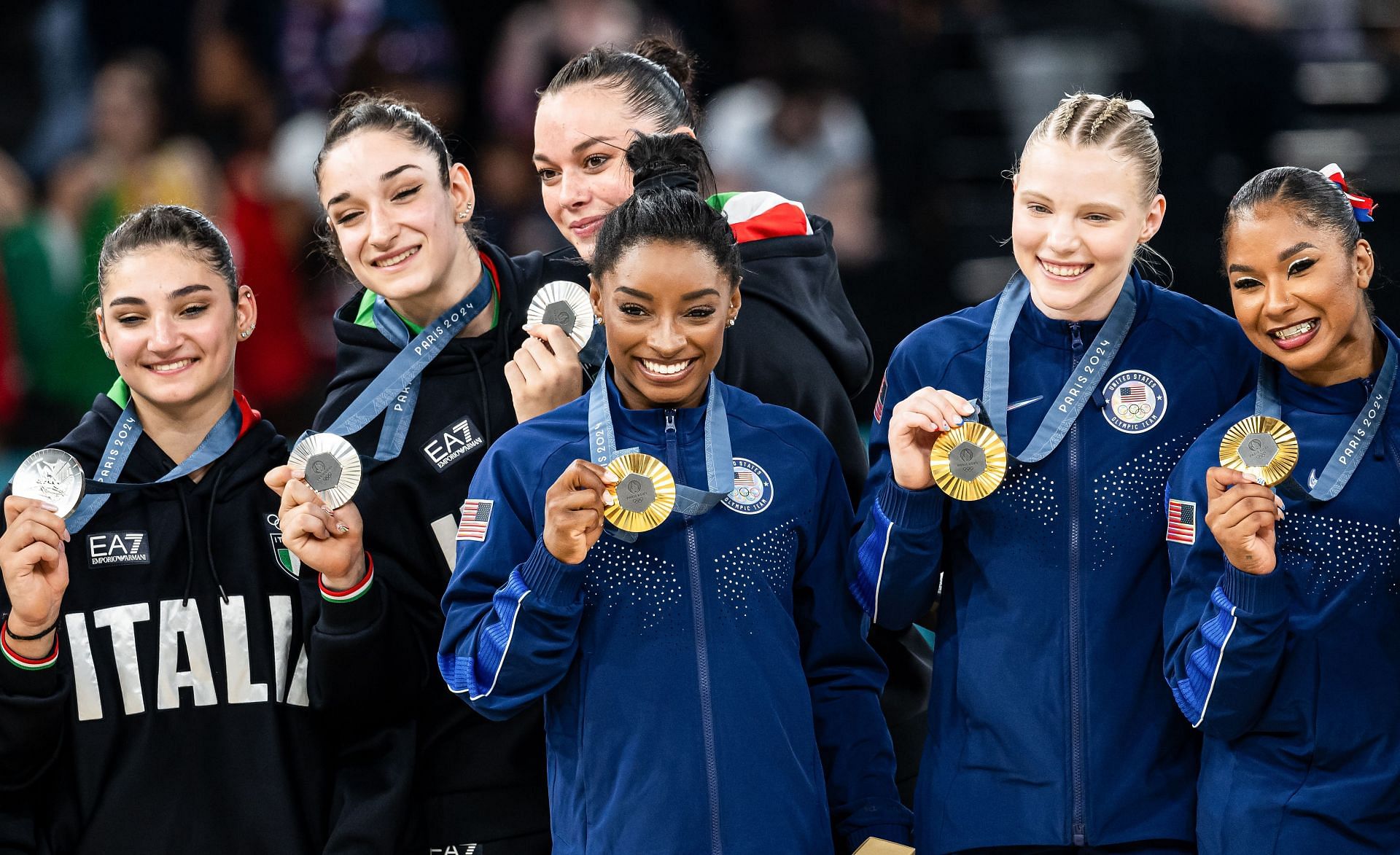 Artistic Gymnastics - Olympic Games Paris 2024: Simone Biles and USA Gymnastics team pose with gold (Photo-Getty)