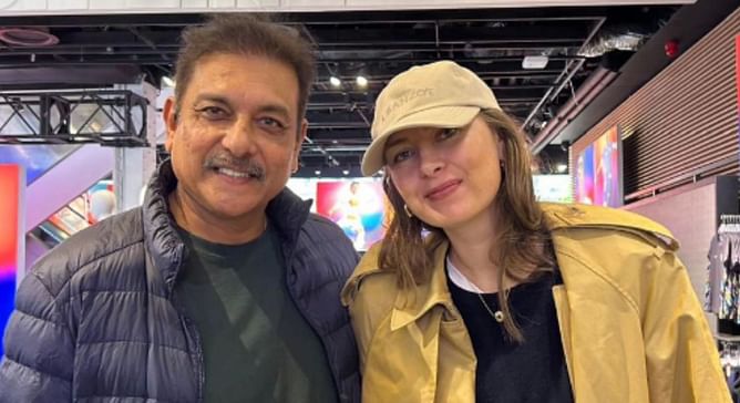 [Picture] “A fashion icon” – Ravi Shastri shares photo with Tennis legend Maria Sharapova