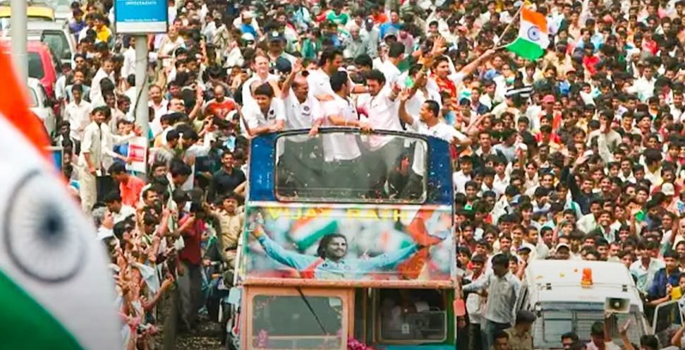 Team India during the Victory Parade in 2007 (Image via Instagram/@mumbaiindians)