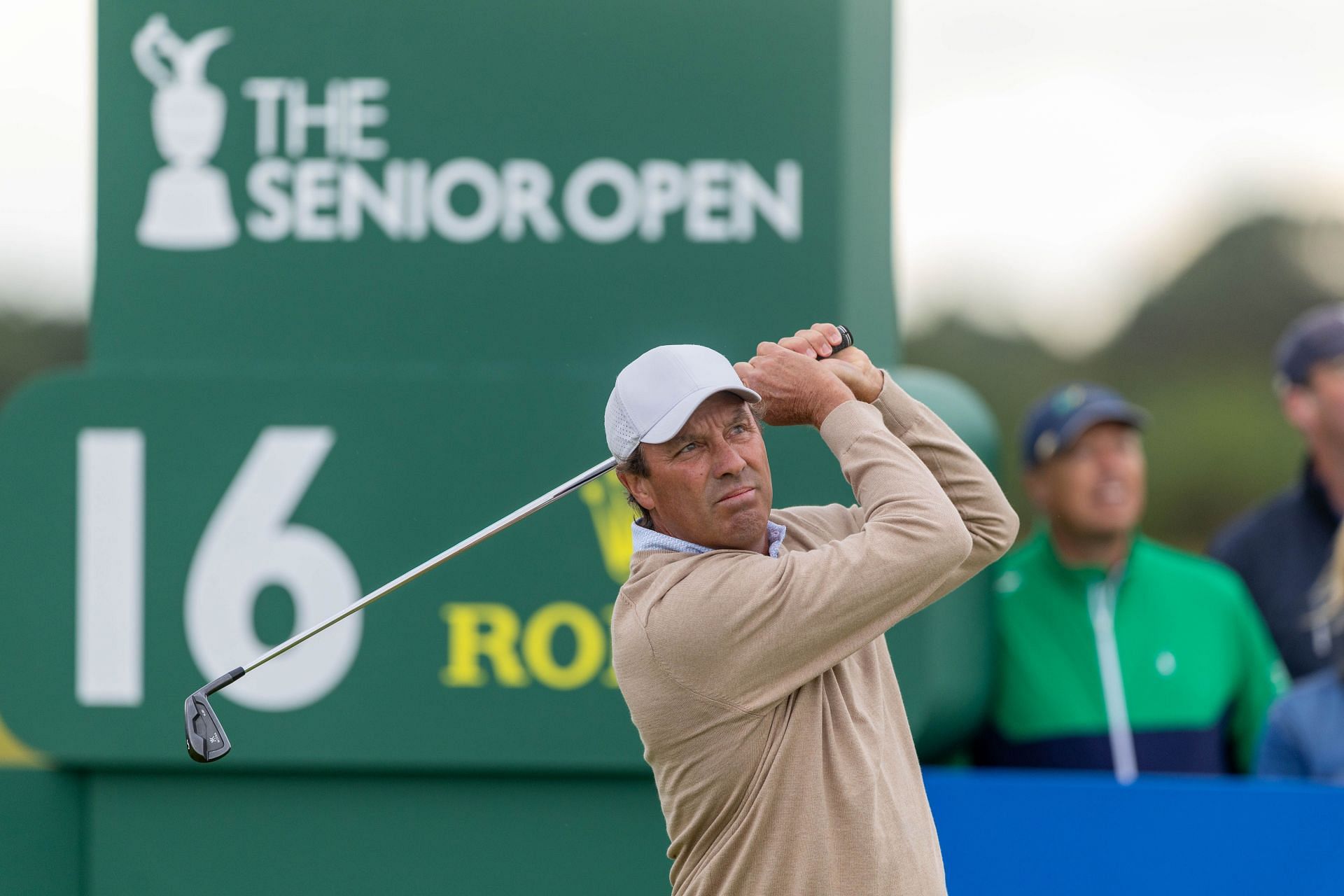 Who is leading the 2024 Senior Open Championship after Round 1