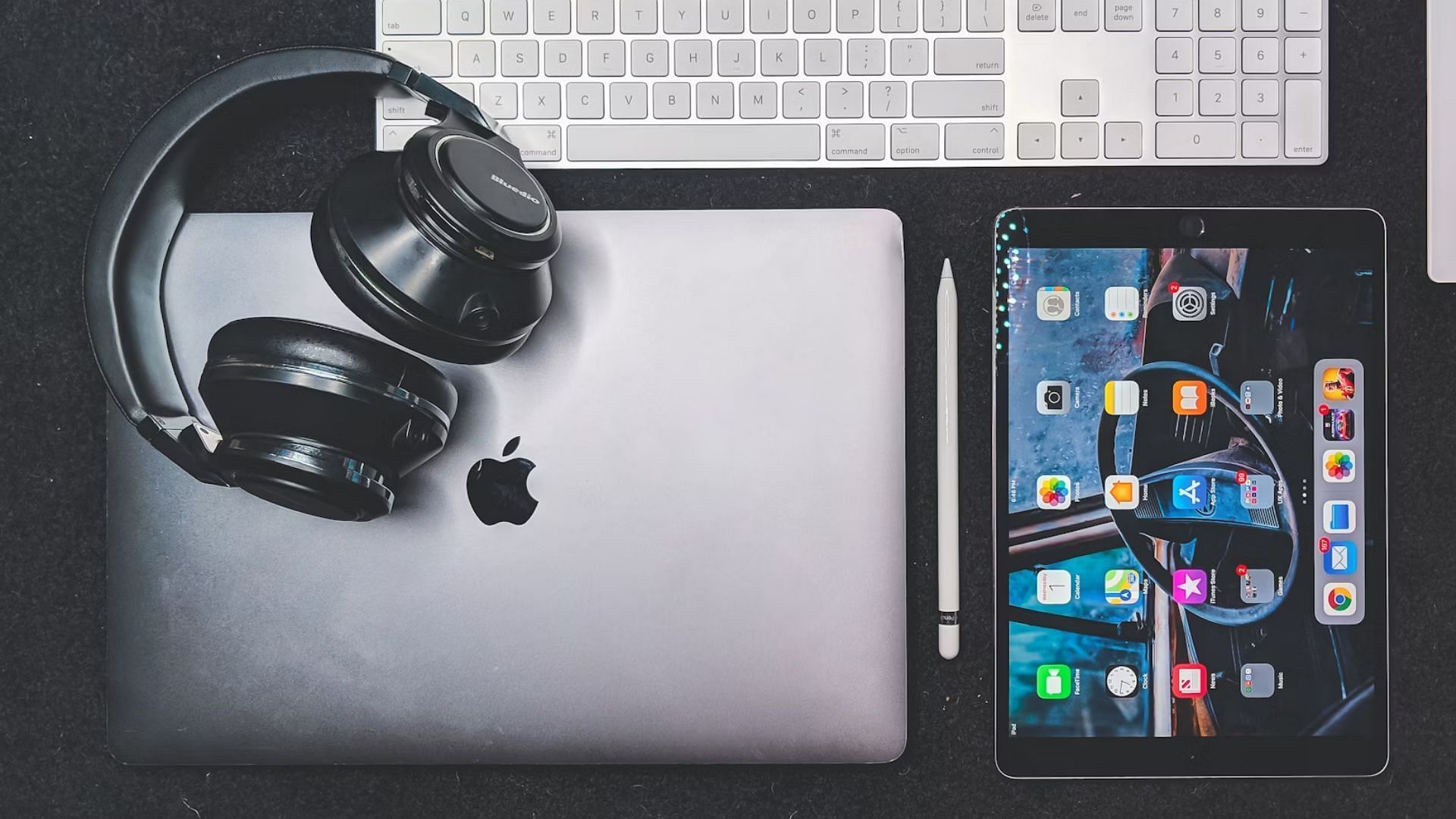 Tablet vs laptop: Which is better for students (Image via Unsplash/Joshua Oluwagbemiga)