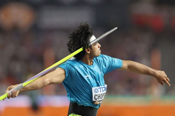 What is the weight of the javelin used at the Paris Olympics 2024?