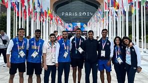 Pullela Gopichand poses for a star-studded photo with Rohan Bopanna, Sharath Kamal and the badminton team