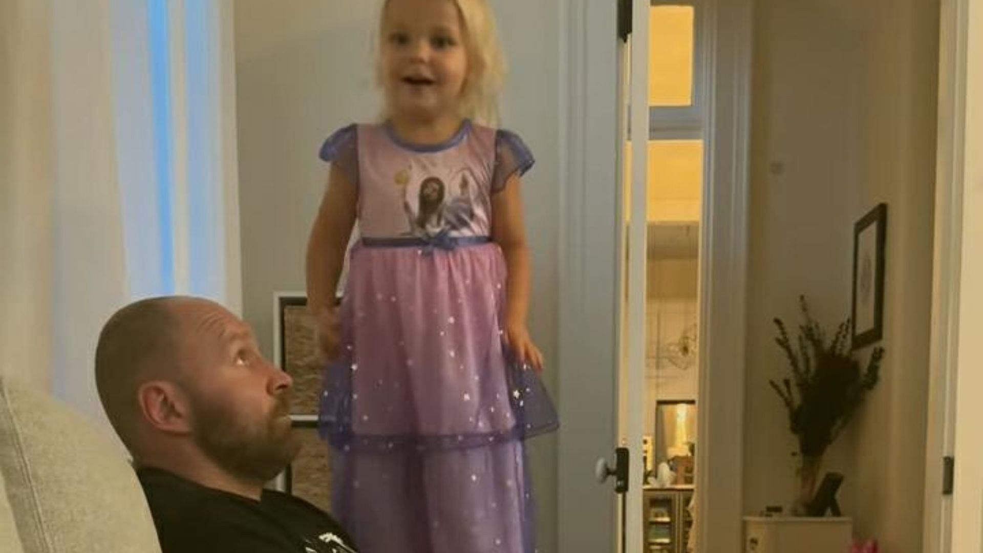 [VIDEO] Jon Moxley’s 3-year-old daughter performs a move on him