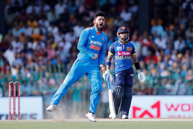 SL vs IND : रियान पराग ने डेब्यू मैच में रचा इतिहास, श्रीलंका ने भारत के सामने रखा 249 रनों का लक्ष्य