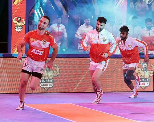 Iranian all-rounder Nabibakhsh (centre) has a vast PKL experience. (Image via: PKL)