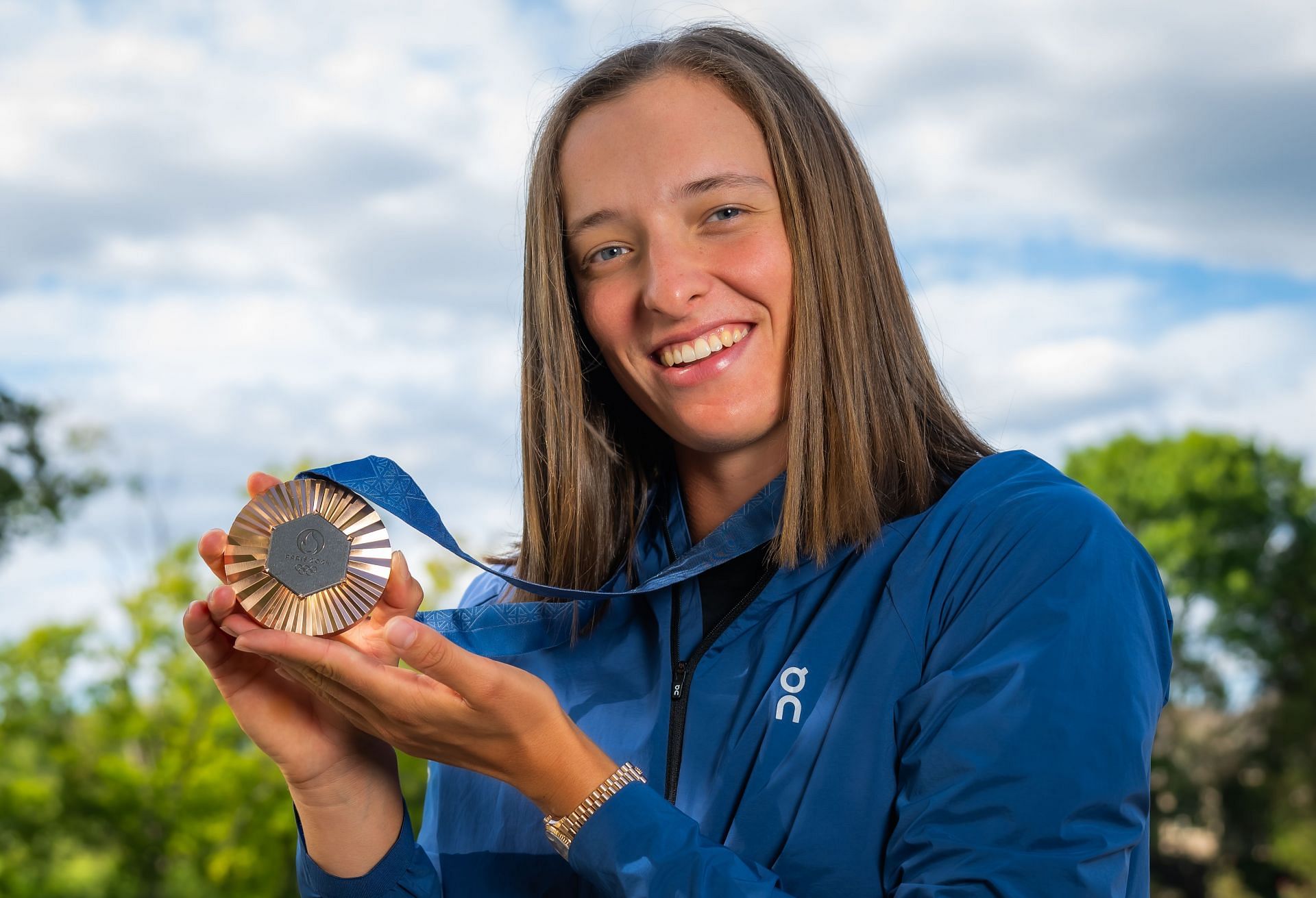 Iga Swiatek pictured with her Paris Olympics bronze medal at the 2024 Cincinnati Open - Source: Getty