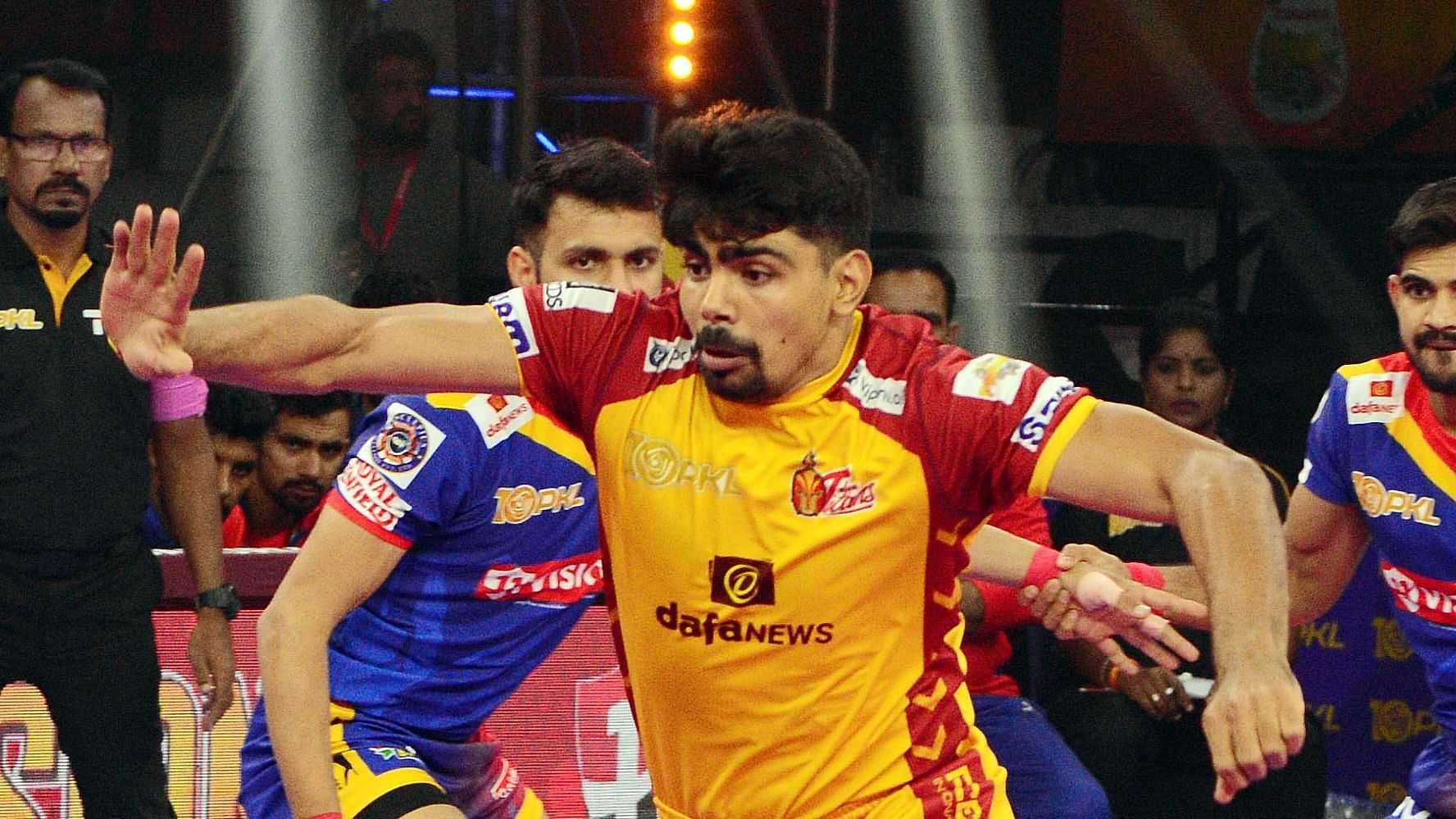 Pawan Sehrawat playing for the Telugu Titans against the U.P. Yoddhas (Image via PKL Media)