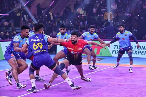 Bharat Hooda attempting a running hand touch against the Bengal Warriors.