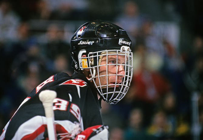 Revisiting Dominik Hasek's 1992 trade from Blackhawks to Sabres