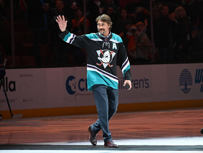 Teemu Selanne once impersonated Wayne Gretzky to prank Bruce Boudreau