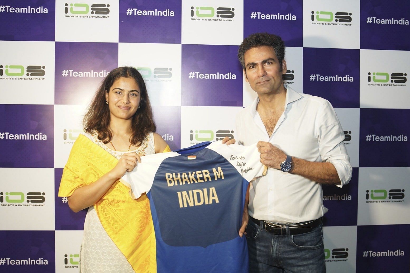 Manu Bhaker exchanging her signed jersey with former Indian cricketer Mohammad Kaif (Image via: Mohammad Kaif/X)