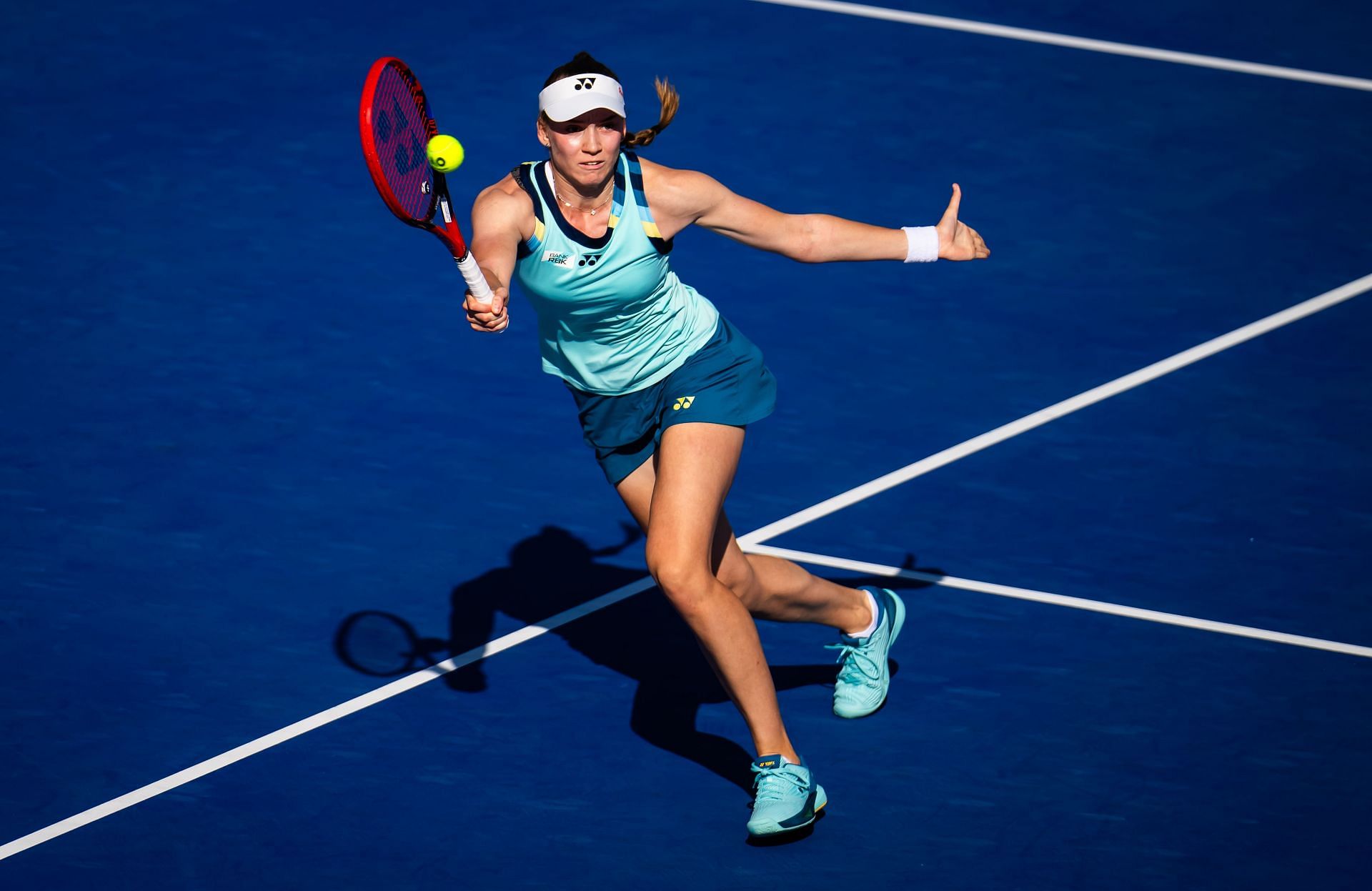 Elena Rybakina in action at the 2024 Dubai Duty Free Tennis Championships (Source: Getty)