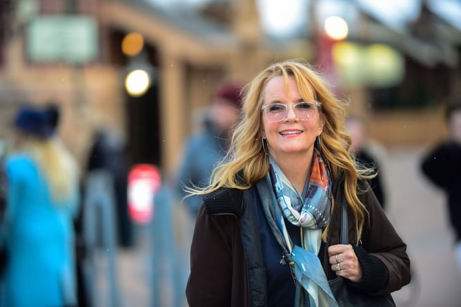 "Howard was a gentleman though" — Internet reacts to Lea Thompson saying she finds Trump "weird" despite having shot love scene with a duck