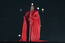 10 greatest Rihanna's hit songs to listen while waiting for the next album