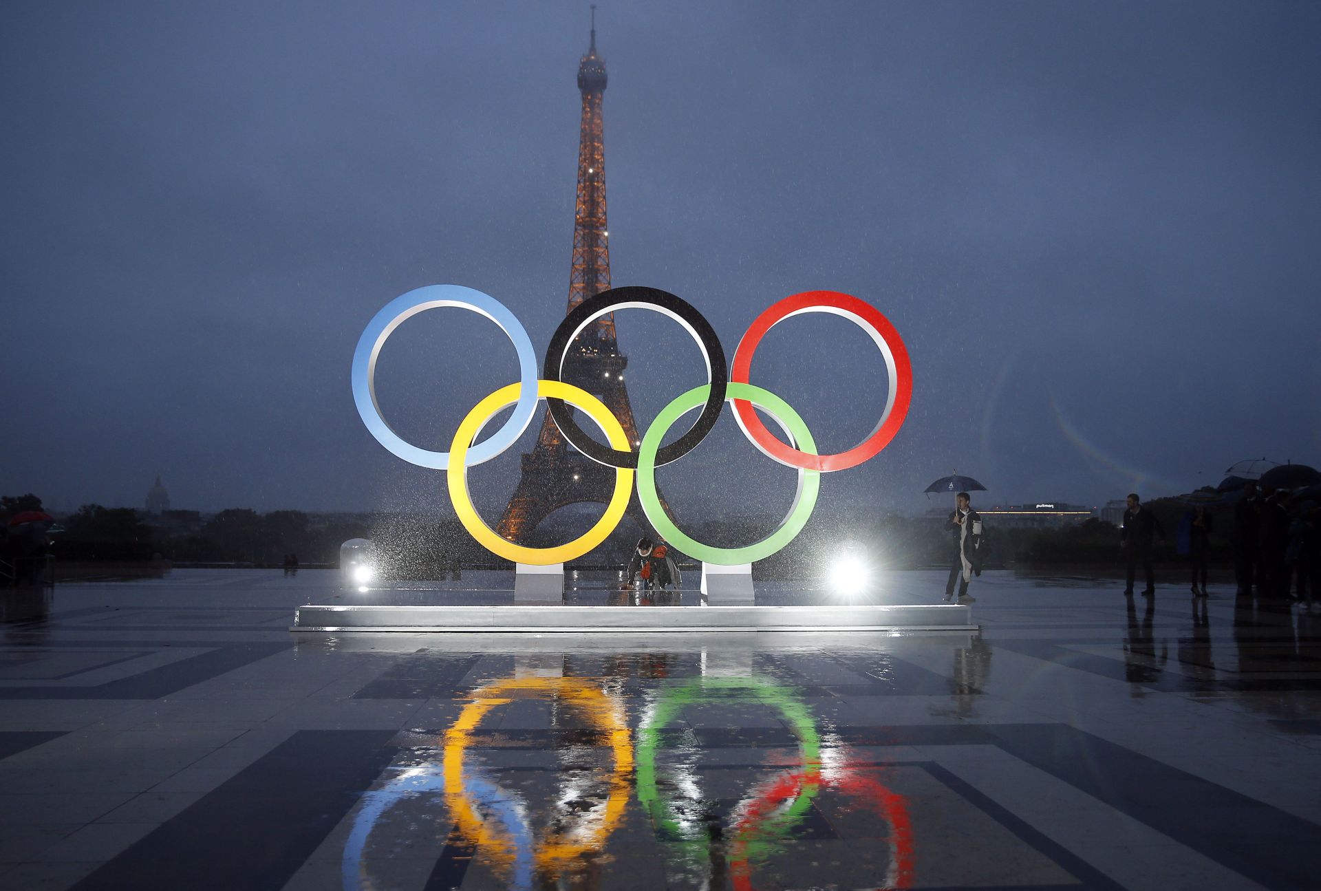 Paris city hall unveils Olympic rings (Photo by Chesnot/Getty Images)