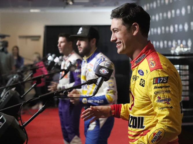 "Good thing is I have a yellow suit" - When Joey Logano and Chase Elliott shared their bathroom strategy mid-race