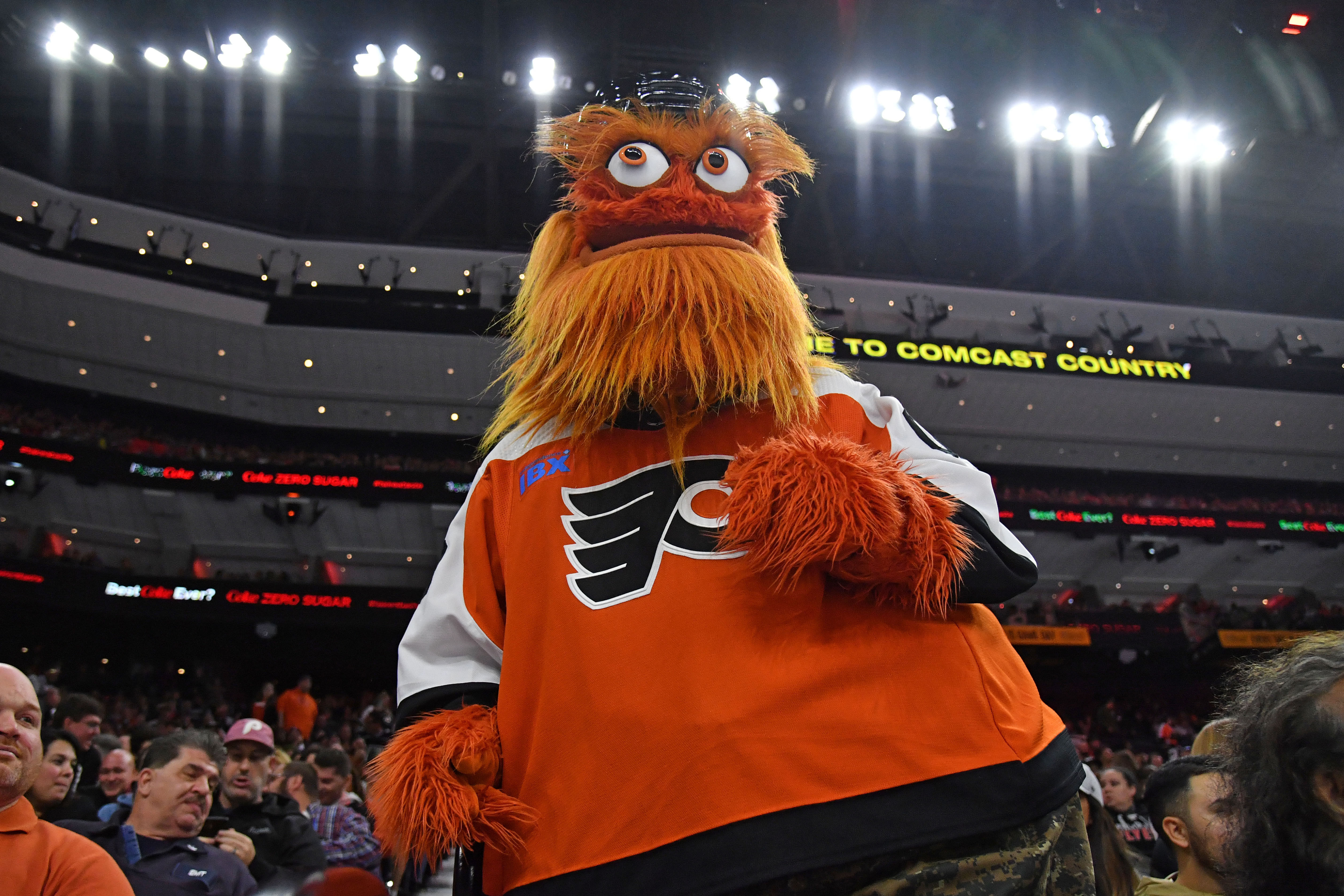 WATCH: Flyers mascot Gritty shows off juggling skills during barbeque ...