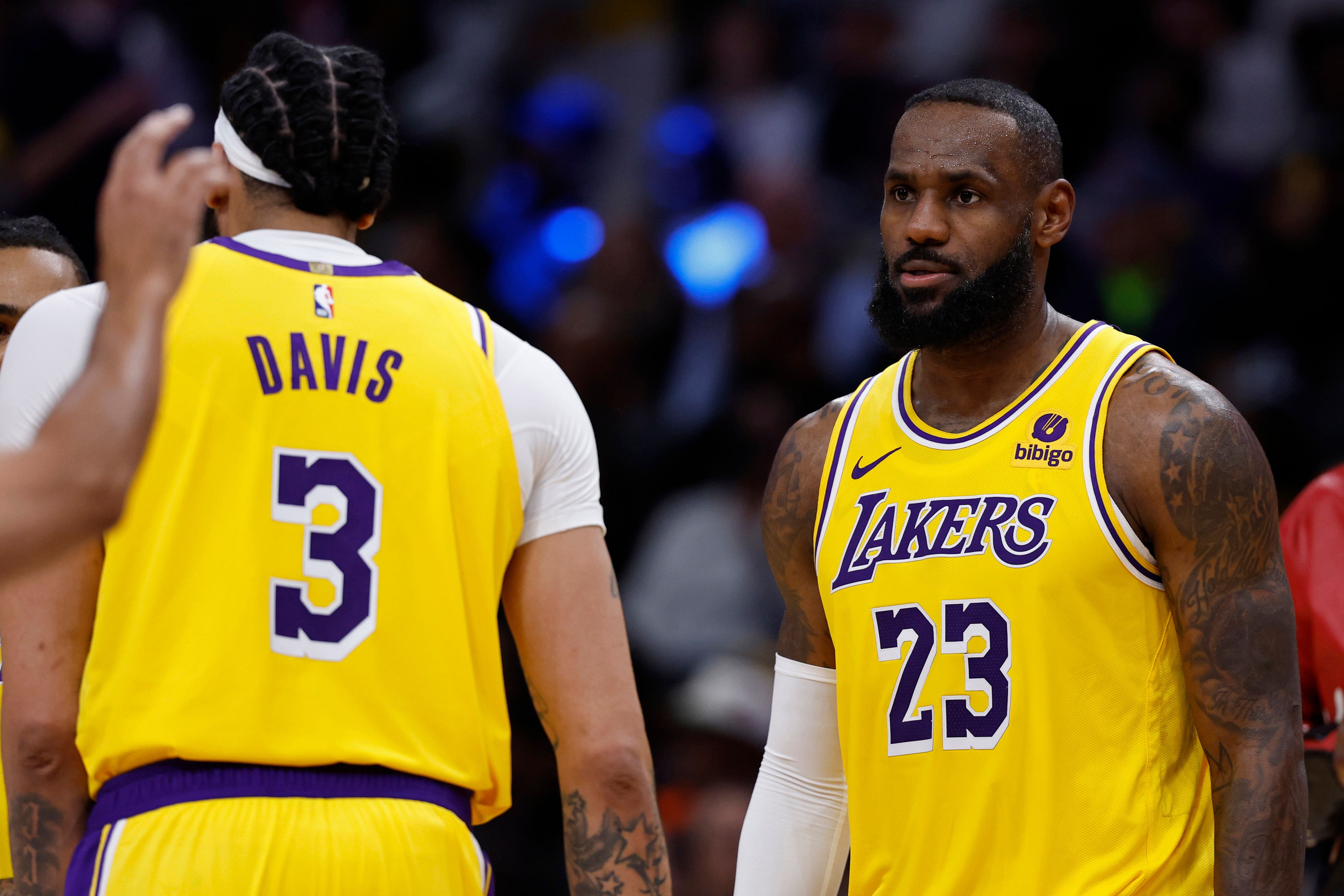 Los Angeles Lakers forward LeBron James talks with forward Anthony Davis during a game against the Washington Wizards. Photo Credit: Imagn