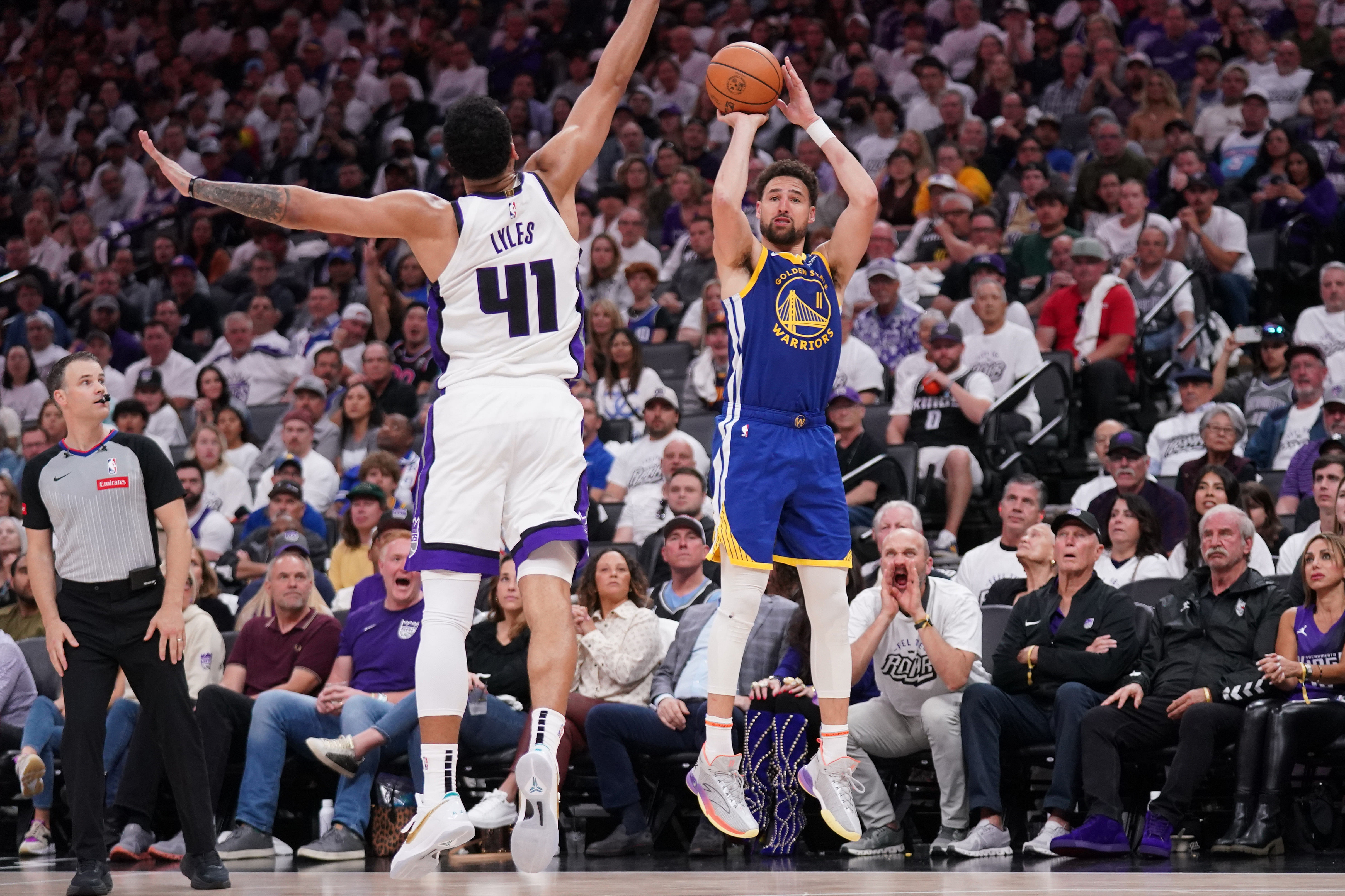 Hậu vệ Klay Thompson của Golden State Warriors tung cú sút qua Trey Lyles của Sacramento Kings - Nguồn: Imagn