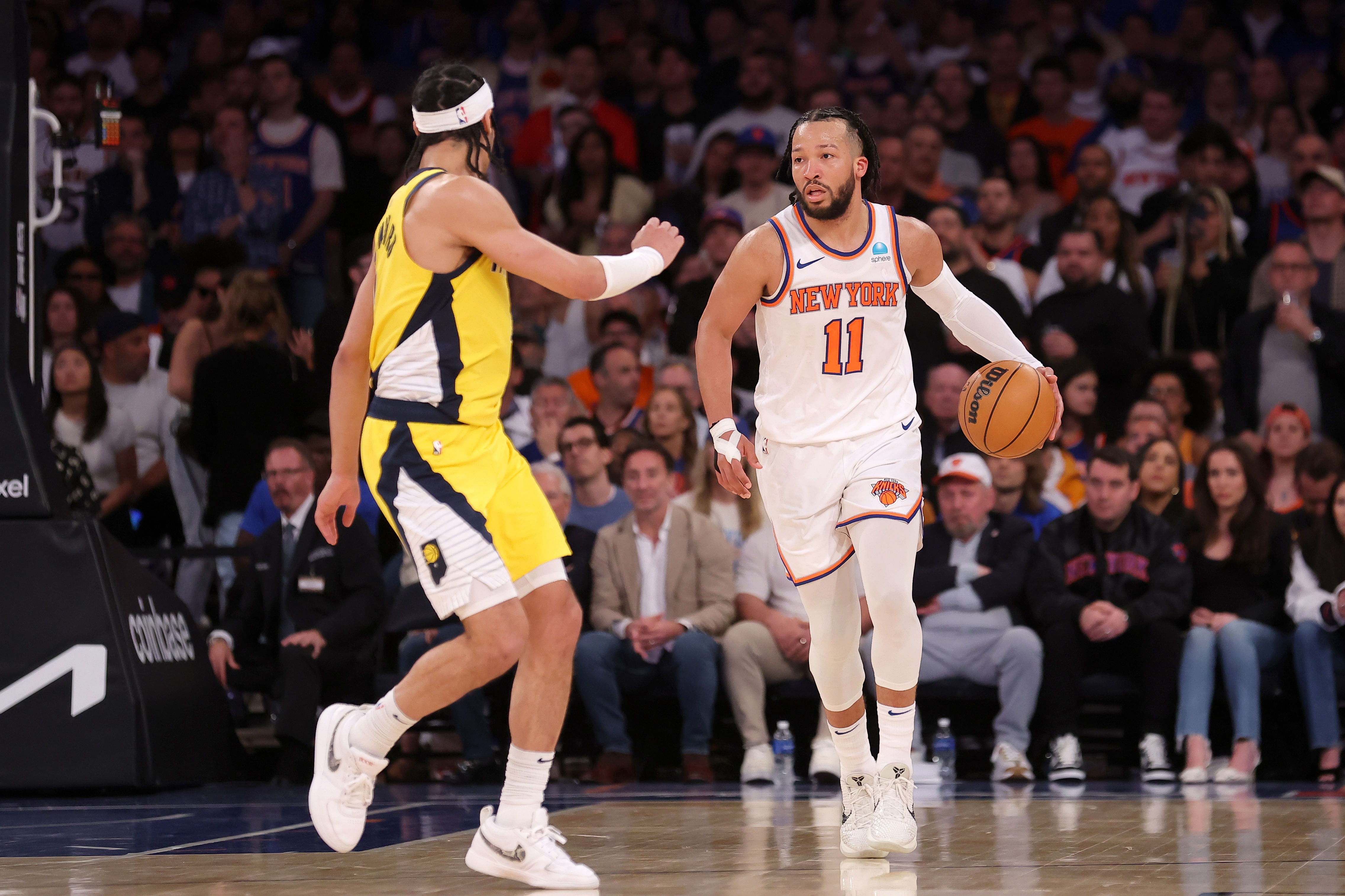 Hậu vệ Jalen Brunson của New York Knicks đấu với Andrew Nembhard của Indiana Pacers - Nguồn: Imagn