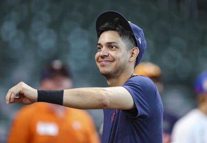 WATCH: Astros OF Mauricio Dubon slams into wall after making spectacular catch