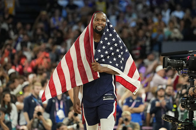 Watch: WWE legend surprises Kevin Durant with Texas Longhorns championship belt