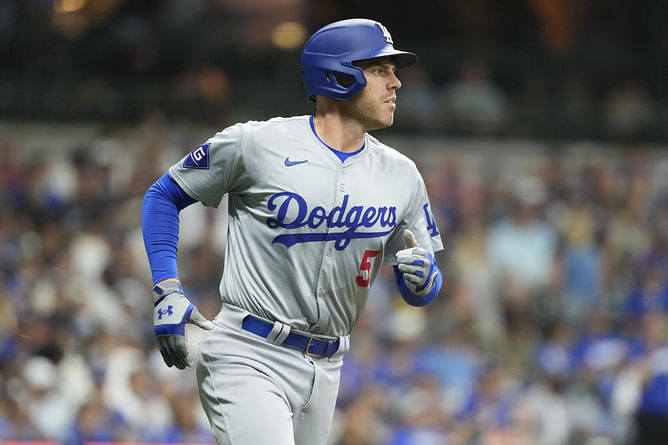 Freddie Freeman Injury Update: Dodgers 1B exits early from Cardinals game with finger injury