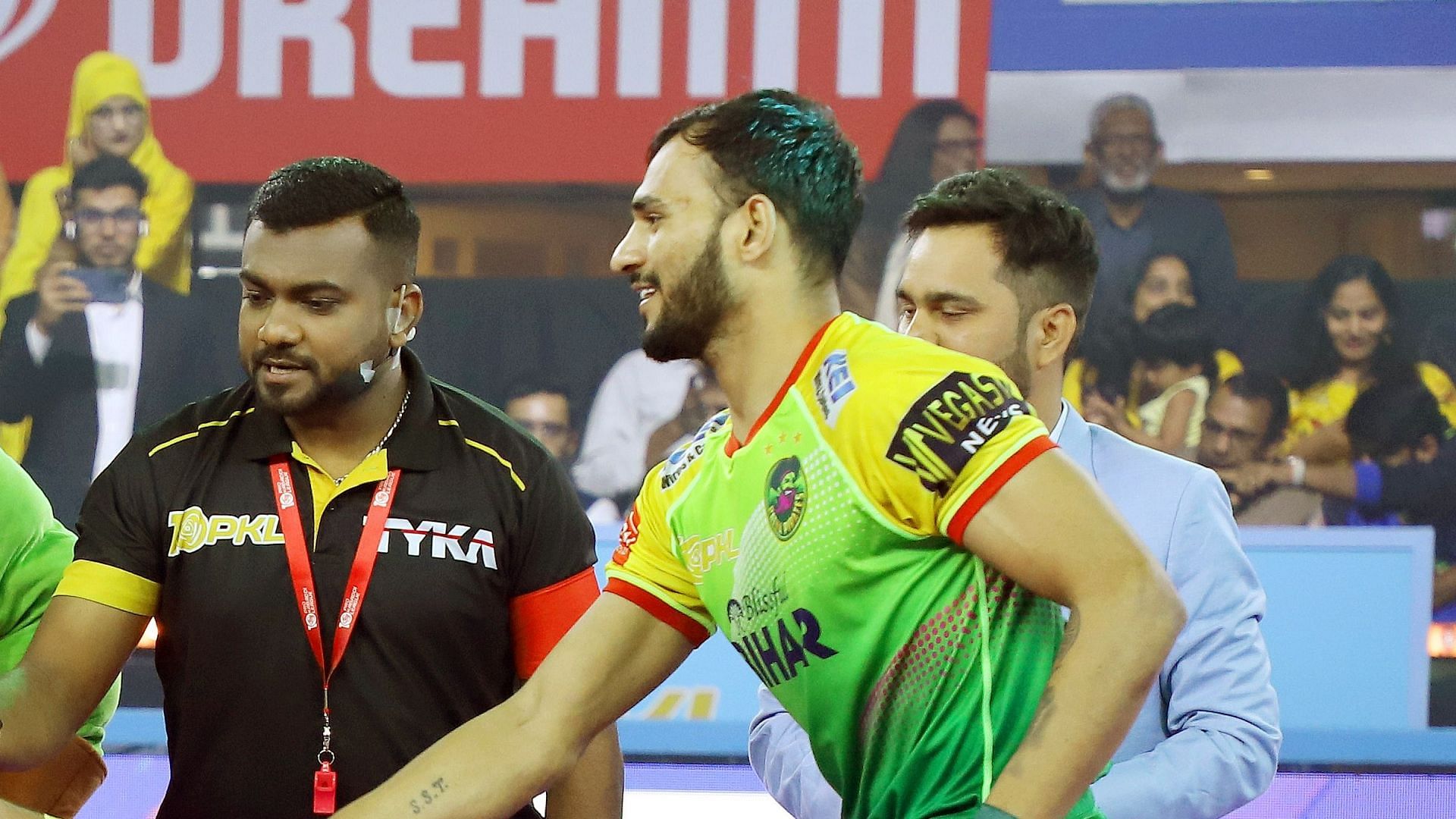 Sachin Tanwar playing for the Patna Pirates against the Telugu Titans (Image via PKL Media)